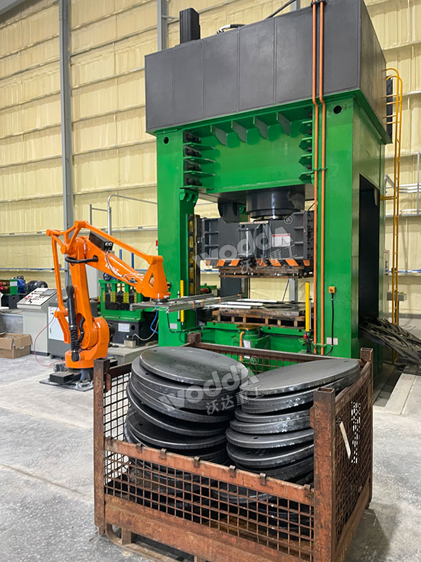 1000噸框架式液壓機(jī)沖壓海洋浮標(biāo)現(xiàn)場 1000噸框架式液壓機(jī)沖壓海洋浮標(biāo)現(xiàn)場