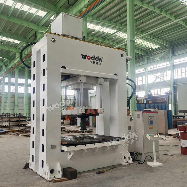 800噸龍門液壓機(jī)客戶現(xiàn)場(chǎng)