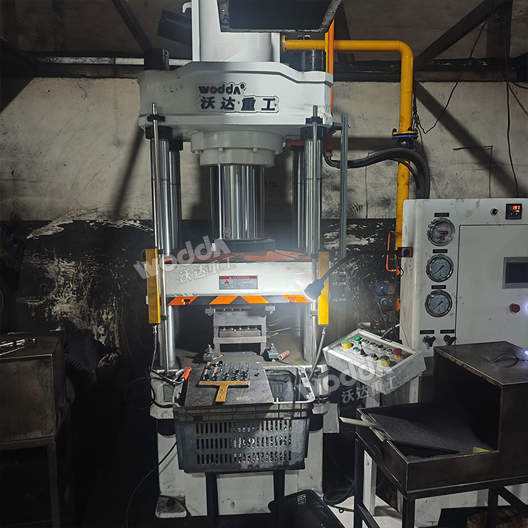 200噸密封環(huán)熱壓成型液壓機 200噸密封環(huán)熱壓成型液壓機