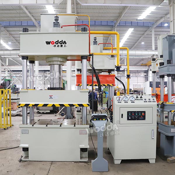 200噸四柱液壓機(jī).jpg 200噸四柱液壓機(jī).jpg