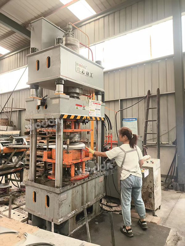 200噸四柱液壓機(jī) 200噸四柱液壓機(jī)