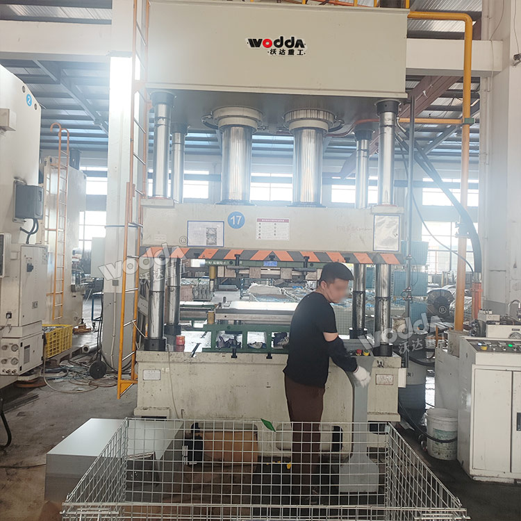 400噸四柱液壓機(jī)現(xiàn)場(chǎng) 400噸四柱液壓機(jī)現(xiàn)場(chǎng)