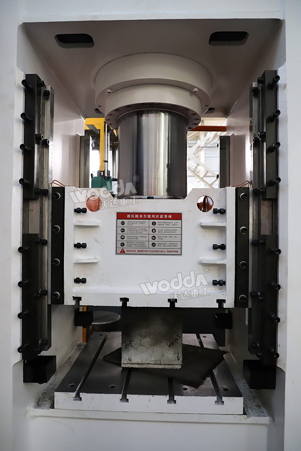 315噸框架式液壓機細節(jié)