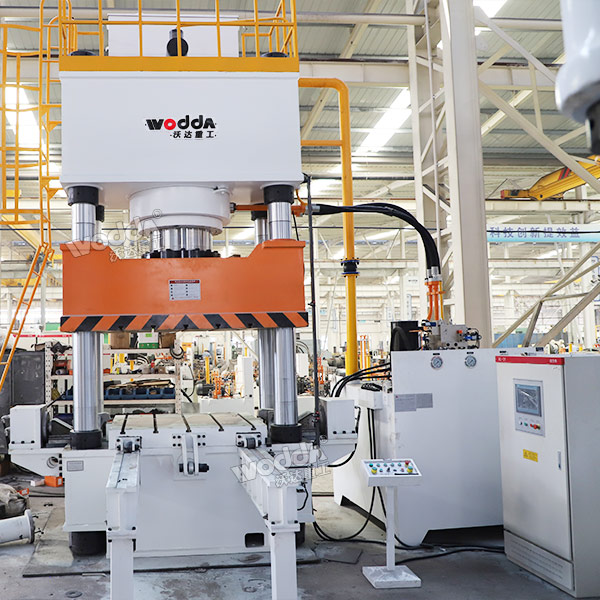 四柱液壓機.jpg 四柱液壓機.jpg