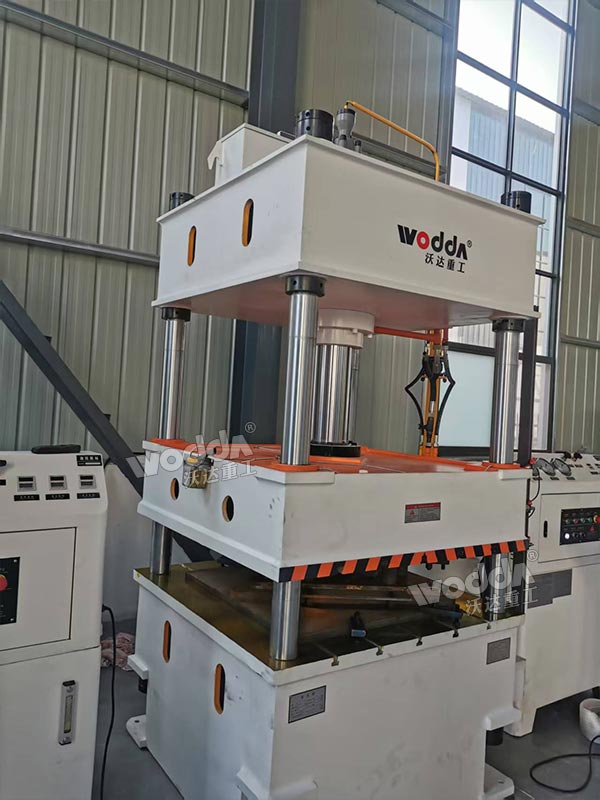 100噸四柱液壓機調試現場 100噸四柱液壓機調試現場