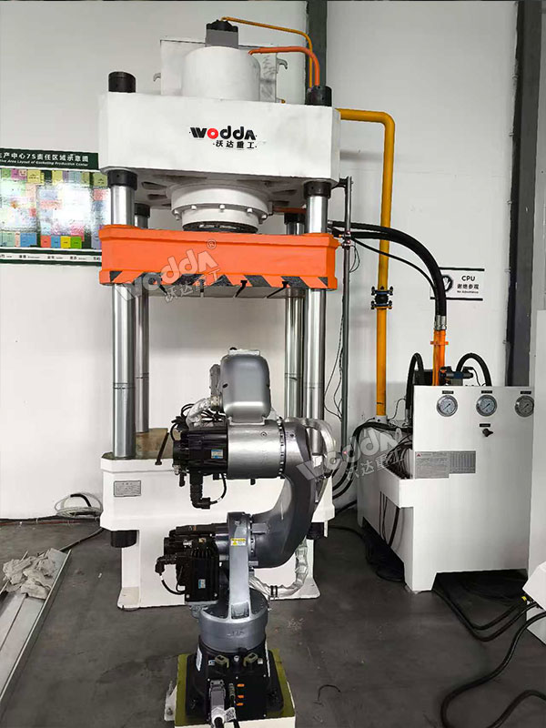 315噸四柱液壓機(jī)搭配機(jī)械手 315噸四柱液壓機(jī)搭配機(jī)械手