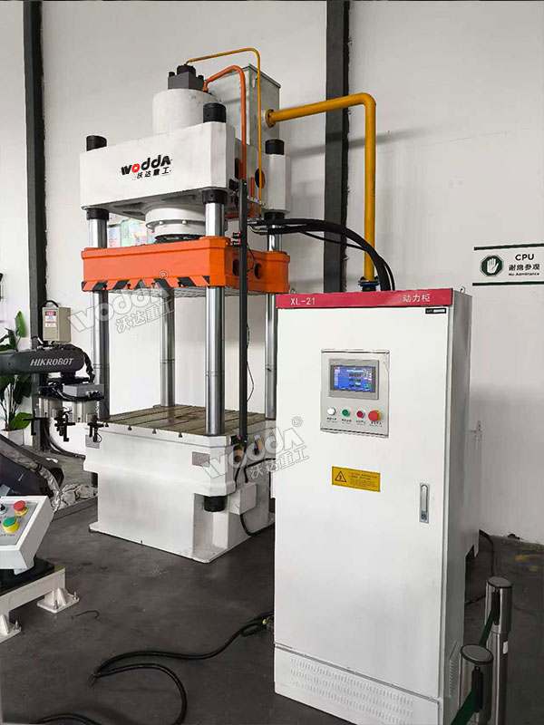 315噸四柱液壓機(jī)現(xiàn)場(chǎng) 315噸四柱液壓機(jī)現(xiàn)場(chǎng)