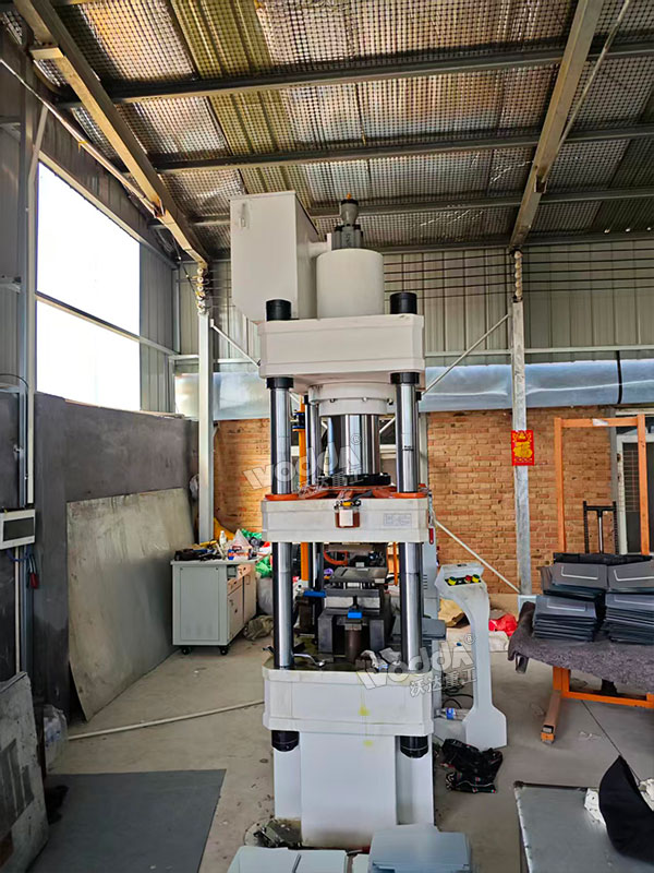 200噸四柱液壓機現(xiàn)場試機 200噸四柱液壓機現(xiàn)場試機