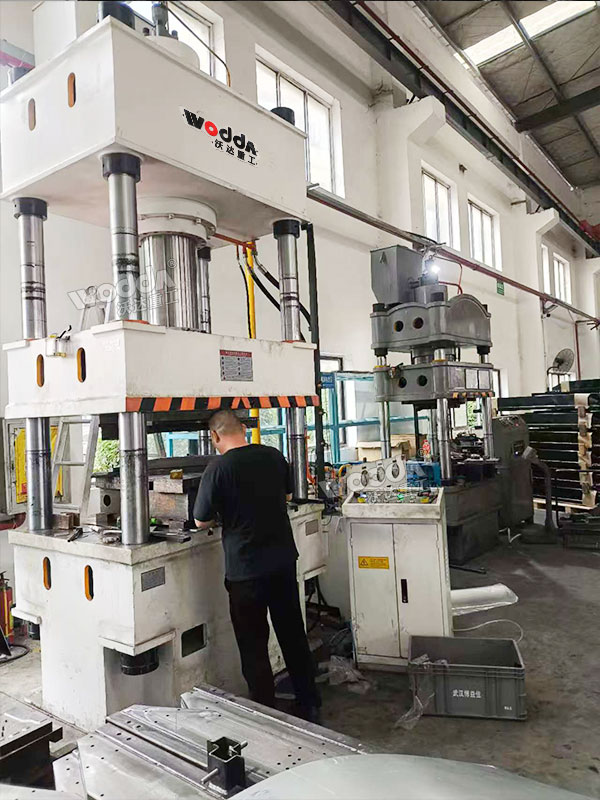 315噸四柱液壓機客戶現(xiàn)場 315噸四柱液壓機客戶現(xiàn)場