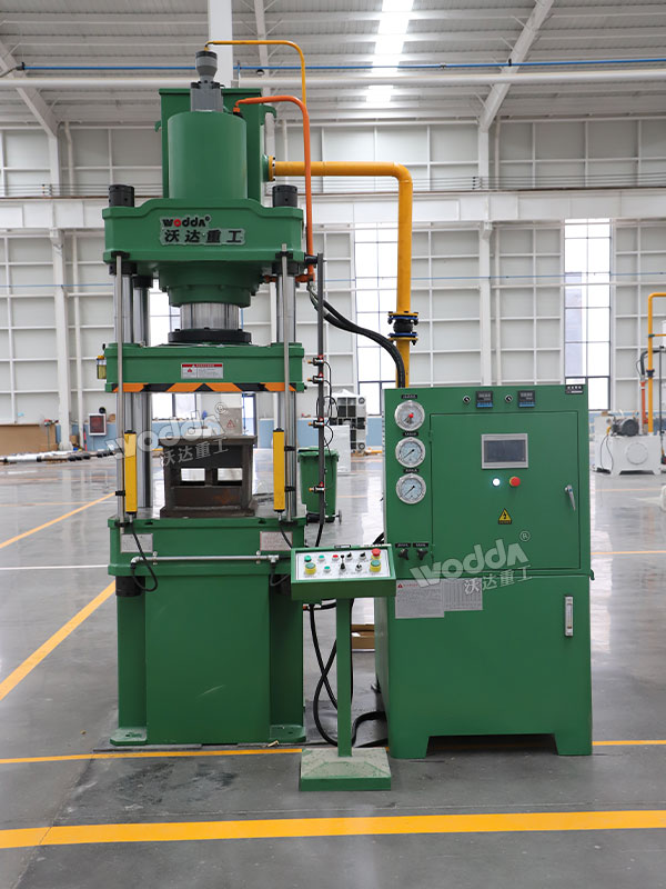 200噸四柱液壓機(jī)車間實(shí)物 200噸四柱液壓機(jī)車間實(shí)物