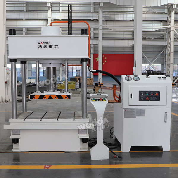 200噸兩梁四柱液壓機(jī).jpg 200噸兩梁四柱液壓機(jī).jpg