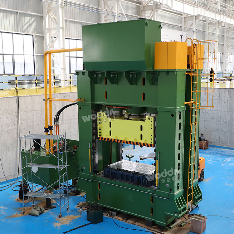 3000噸框架式液壓機車間調(diào)試.jpg 3000噸框架式液壓機車間調(diào)試.jpg