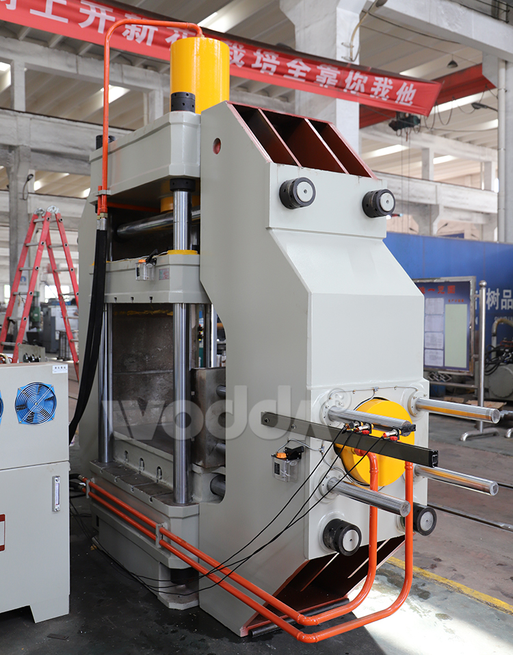 200噸多向液壓機(jī) 200噸多向液壓機(jī)