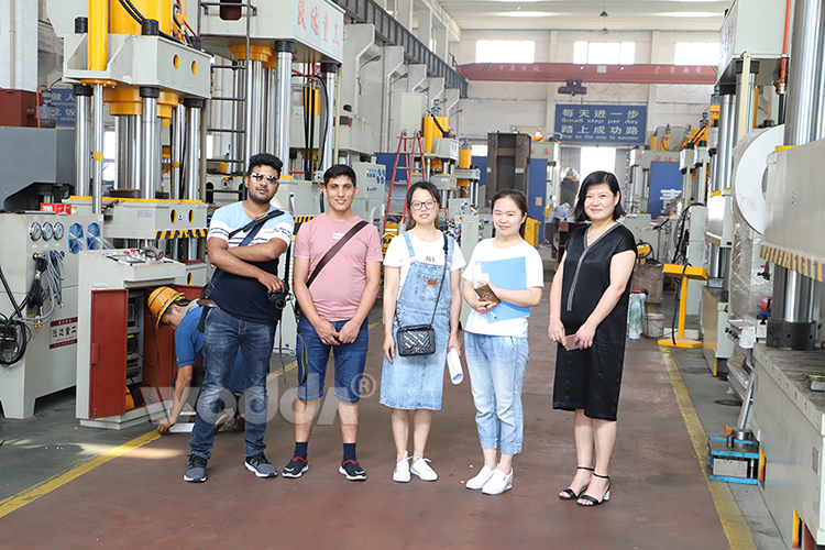 315噸四柱四梁液壓機(jī) 315噸四柱四梁液壓機(jī)