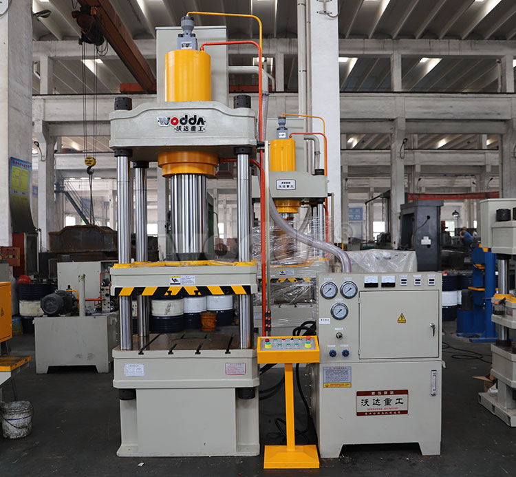 三梁四柱液壓機(jī) 三梁四柱液壓機(jī)