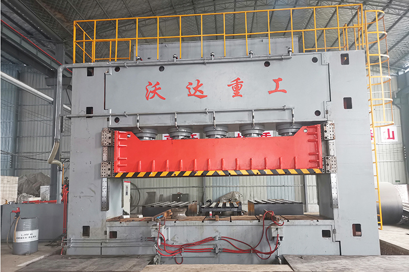 2000噸框架式液壓機(jī) 2000噸框架式液壓機(jī)