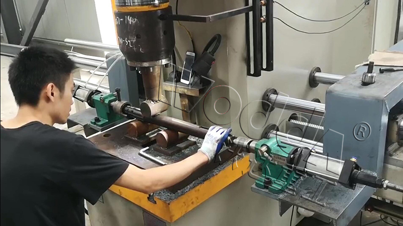 200噸單臂校直機客戶現(xiàn)場 200噸單臂校直機客戶現(xiàn)場