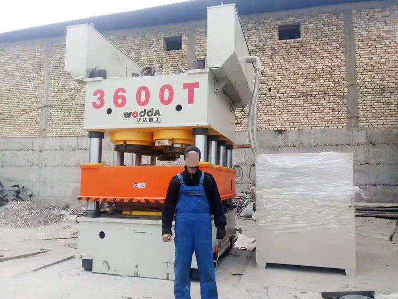 3600噸鋼木門壓花機客戶現(xiàn)場 3600噸鋼木門壓花機客戶現(xiàn)場