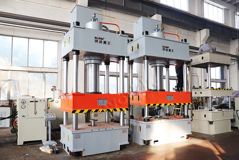 315噸液壓機(jī) 315噸液壓機(jī)